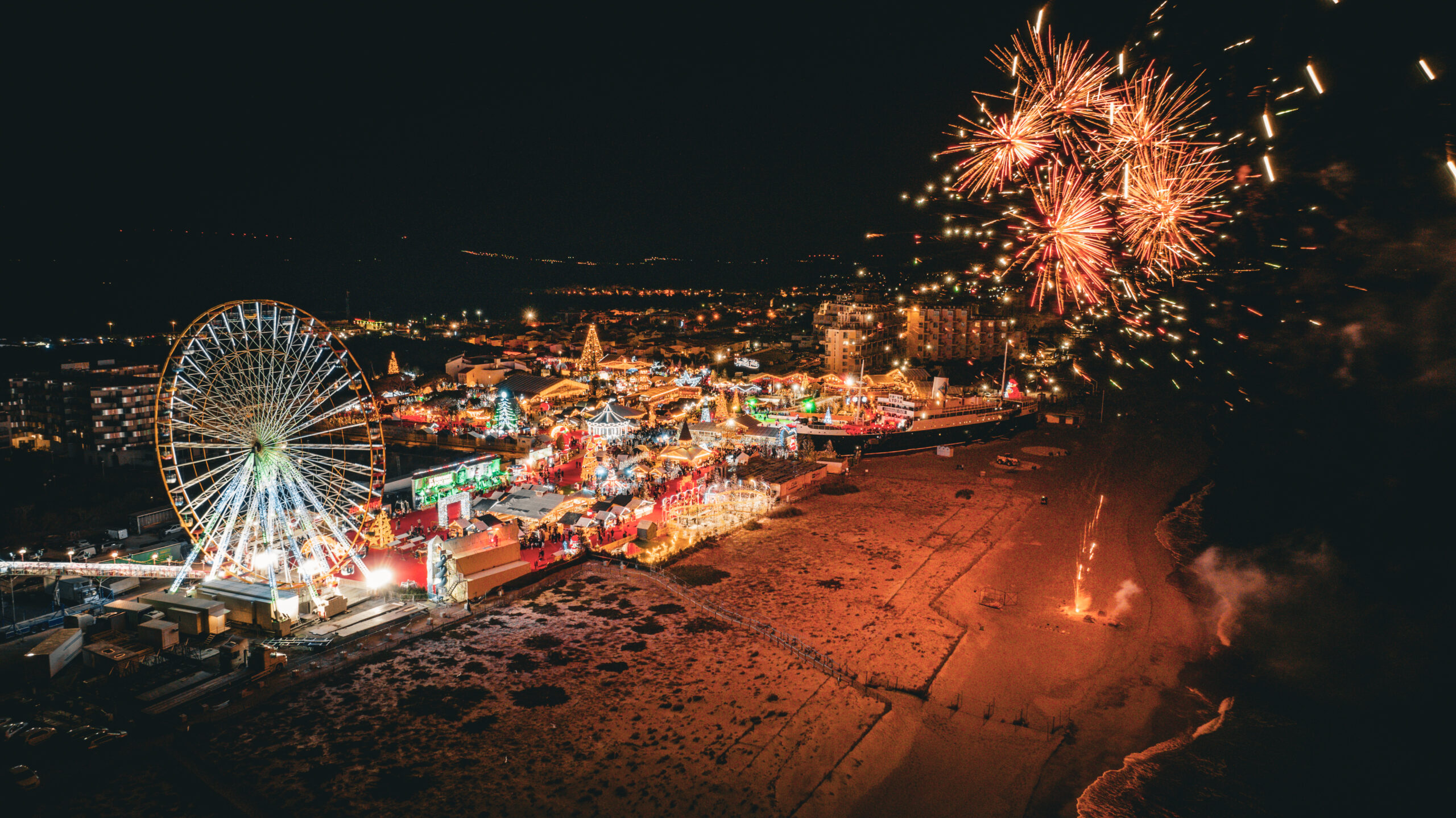 Vue aérienne du marché de Noël du Barcarès avec son feu d'artifice